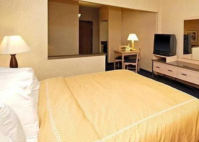 Fairfield By Marriott & Old Town Hotel 2*